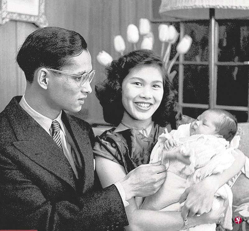 蒲眉蓬与妻子诗丽吉（右）1951年抱着刚出生的长女，难掩喜悦。