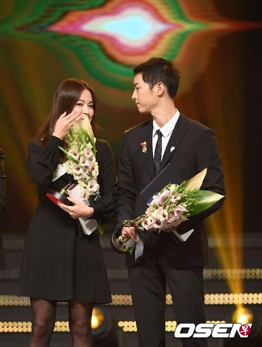 宋仲基、宋慧乔双双获颁总统表彰殊荣。（翻摄SPOTV.STAR）