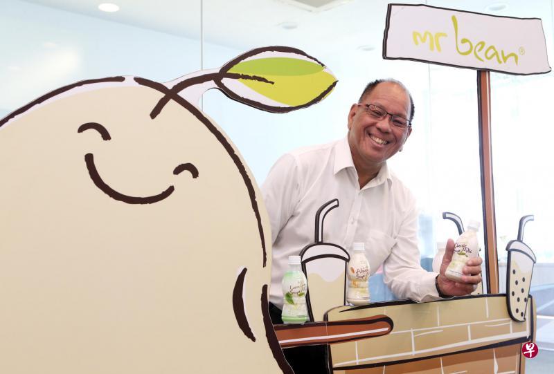 豆先生创办人兼总裁卢裕波：豆先生今年能够再次得到品牌奖，证明这几年来所做的努力并没有白费。公司今年迈入第21个年头，刚步入“成年”阶段，工作团队还将“大干一场”，进一步提升业务，使自家品牌更为响亮。（邝启聪摄）