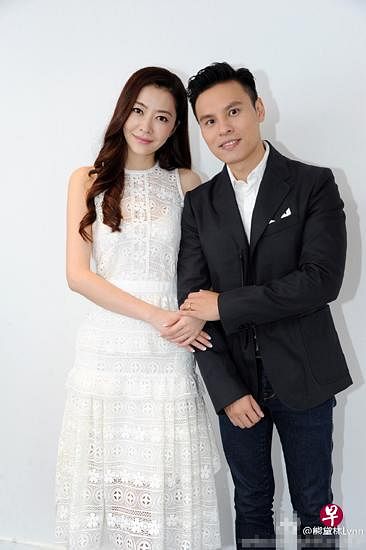 熊黛林（左）与郭可颂晒照宣布结婚。（微博图）