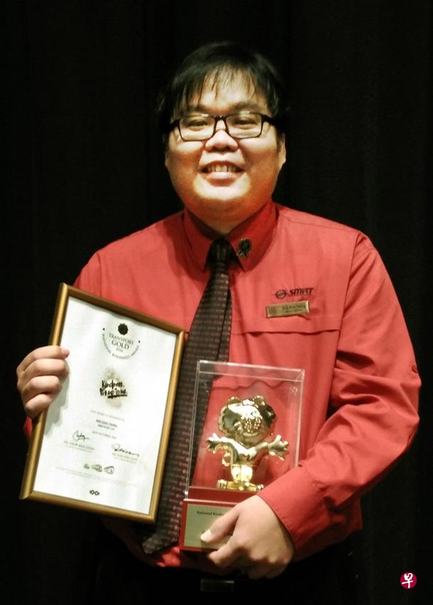 SMRT巴士车长孙永忠因提供卓越服务，获颁公共交通金牌奖（Gold Transport Award）的优秀奖。（林佳敏摄）