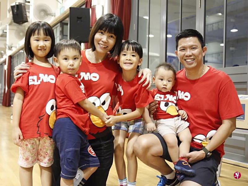 荘爱珠同丈夫林德坤领养的4个孩子，年龄分别是7岁、6岁、4岁和2岁。（新明日报）