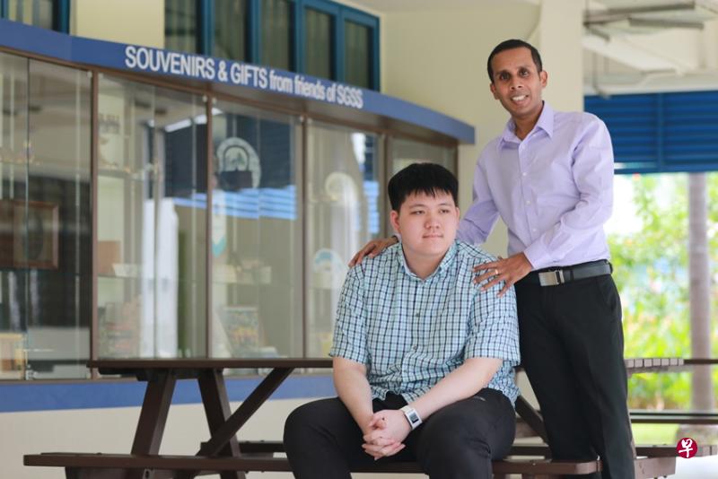 圣加俾尔中学（St Gabriel’s Secondary School）老师惹耶兰和校方，帮助视障男生郑凯莱克服重重障碍应考，郑凯莱在O水准会考考获七科特优。（海峡时报）