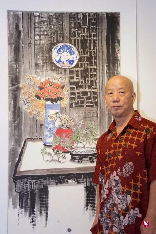 陈长豪和他的油画。（陈奕初提供）