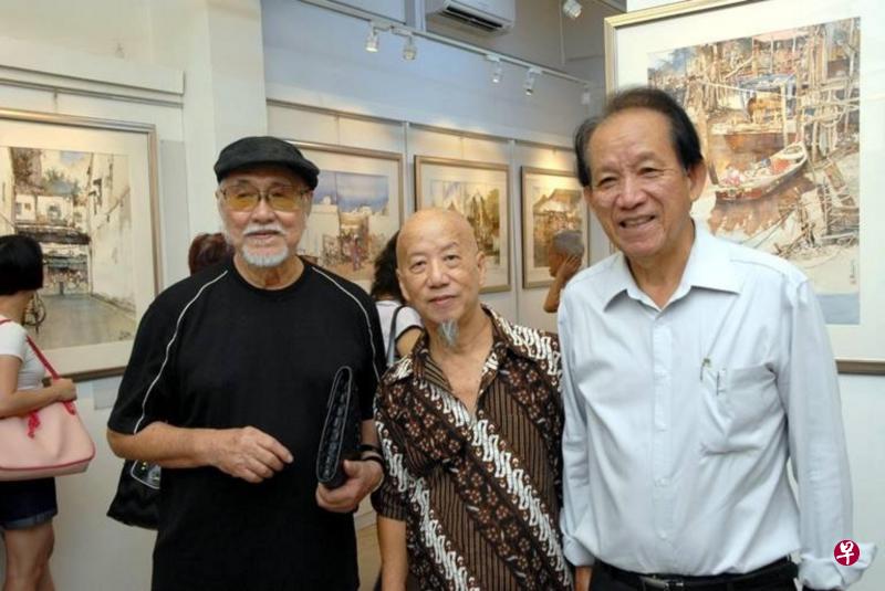 （左起）文化奖得主蔡斯民、陈长豪和本文作者谢江水，摄于今年8月陈长豪个展。（陈奕初提供）