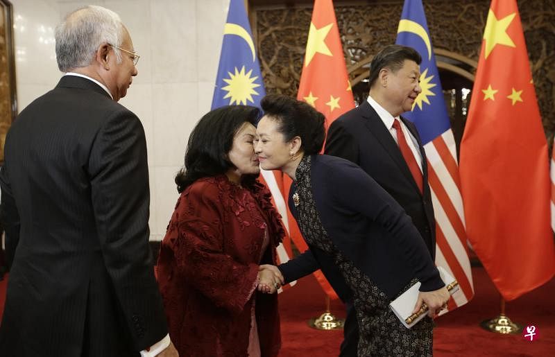 中国国家主席习近平（右一）和夫人彭丽媛（右二）昨天在北京钓鱼台国宾馆会见马来西亚首相纳吉（左一）和夫人罗斯玛。两位夫人见面时互亲脸颊，问候彼此。（法新社）