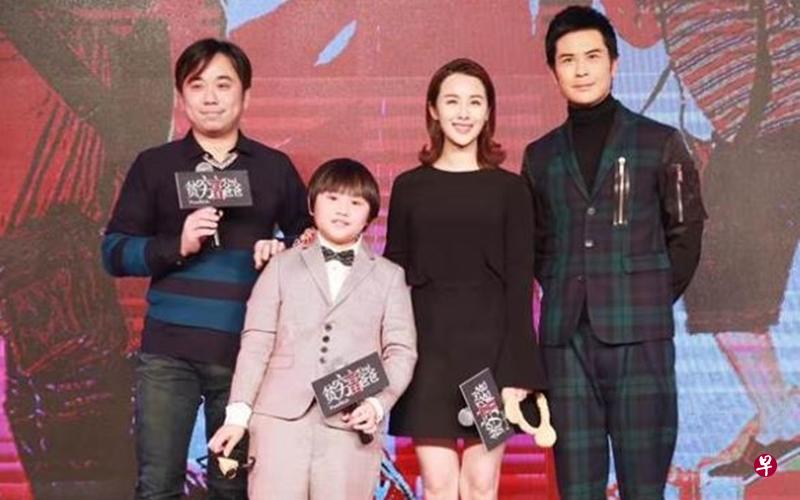 小彬彬（左一）陪儿子小小彬出席电影宣传。右一为郑嘉颖。（互联网）