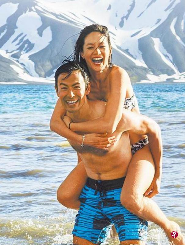 谢怡芬（后）和吴宇卫到南极结婚源自一句玩笑话。（网络图）