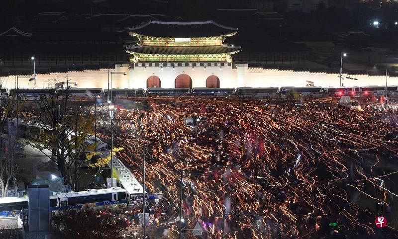 韩国民众19日举行大集会要求朴槿惠下台。（图：法新社）