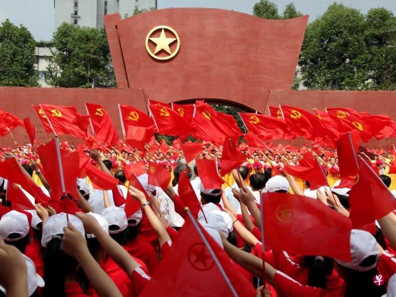 共青团组织覆盖了中国公办教育体系中的中学生群体，但中学生团员泛滥的现象造成了“团学不分、团员先进性不足”等问题。（互联网）