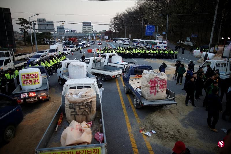 在首尔，周末反朴槿惠大示威之前，警方一早就封锁了总统府周围的道路。（路透社）