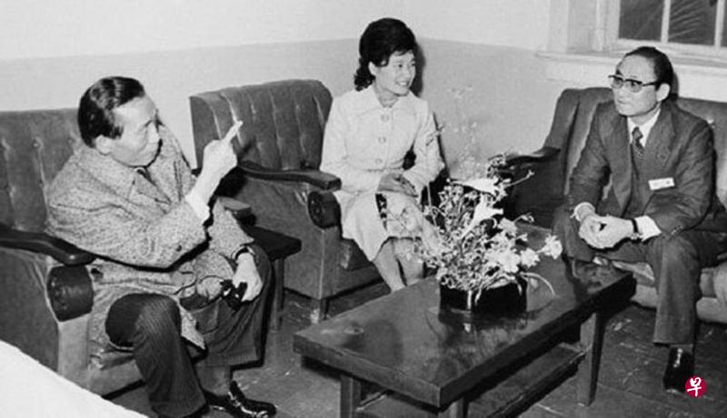 1977年，左起为时任韩国总统朴正熙、朴槿惠和崔太敏。（互联网）