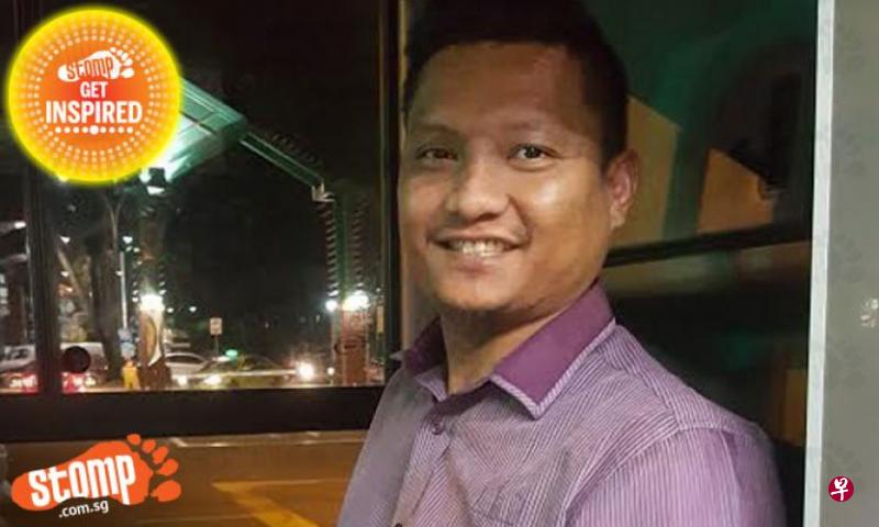 巴士车长对上车的每一位乘客微笑打招呼，网民看了赞许车长服务态度佳。（Stomp）