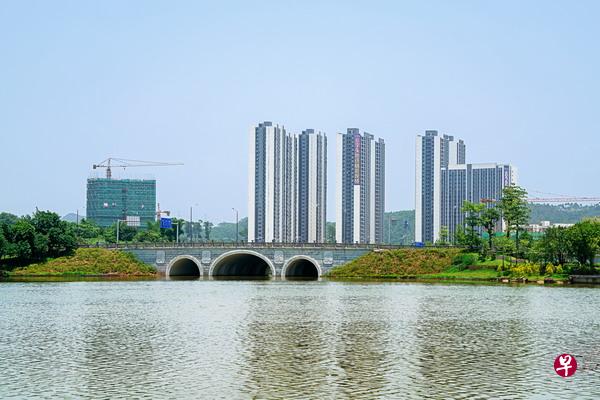 远眺南起步区建筑。