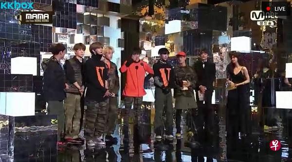 “NCT127”获得新人男子组合奖，成员泰容台上掩面大哭。（KKTV图）