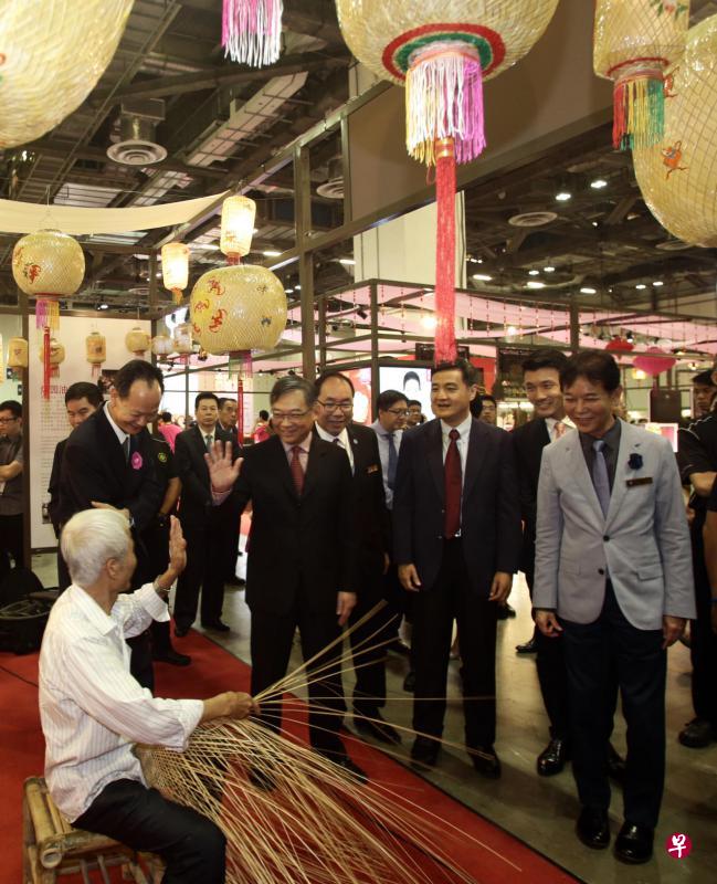 卫生部长颜金勇（左二）参观潮州节的展销摊位时，和制作潮州灯笼的老艺人打招呼。右起是潮州八邑会馆会长郭明忠、文化、社区及青年部政务次长马炎庆、总理公署高级政务部长王志豪和潮州节筹委会主席林雍杰。
