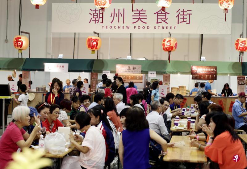 潮州美食街吸引了大批食客，大家都冲着著名潮州美食而来。