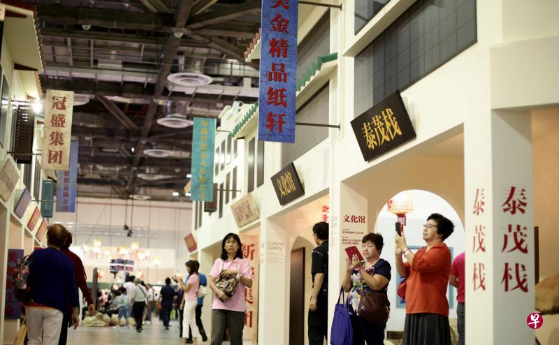 潮州节的文化馆，外观布置成早年店铺的情景，馆内通过侨批展示潮州人早期的过番史。（陈渊庄摄）