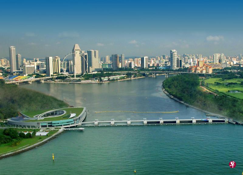 2004年，许兄弟标得滨海内湾大水库和蓄水池工程，建造滨海堤坝。（受访者提供）