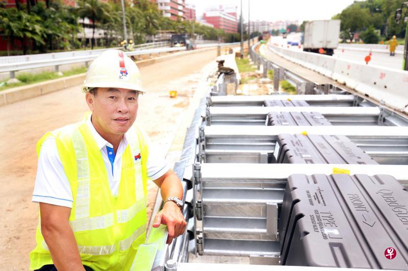 胡土发踏出义安工院就加入公司，从基层做起，充当工人的“咖啡仔”兼司机和技工，晚上进修和建筑业相关课程。在15年至18年期间，每天工作超过10个小时无休假。（周柏荣摄）