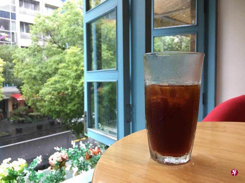 点一杯冷萃耶加雪啡，品尝到雨而不潮、冬却不寒的暖意。