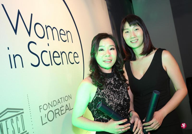 获颁欧莱雅女性科研奖的本地杰出女科学家邵慧琳（左）和万月。（陈福洲摄）