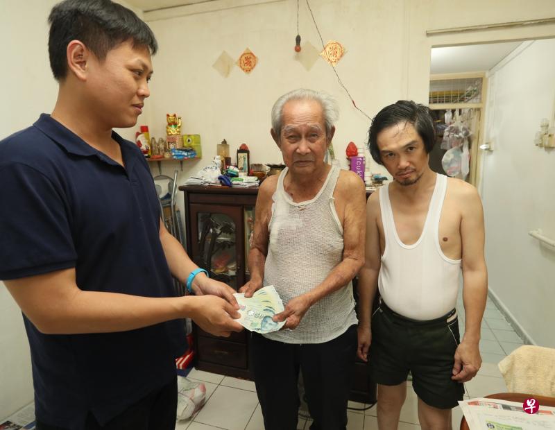 记者把好心人捐赠的2000元交给林文福一家。（吴伟国摄影）