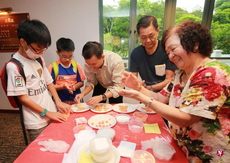 一家大小一起搓汤圆、吃汤圆，是潮州家庭过冬至节的习俗。（唐家鸿摄）
