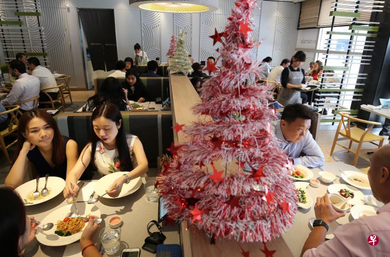 圣诞脚步逼近，有国人改在素食餐馆庆祝，元素素食馆也配合佳节推出特别圣诞套餐。