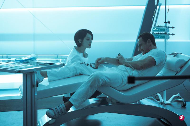 《刺客信条》男主角Michael Fassbender分饰两角色，穿梭现今与古代。