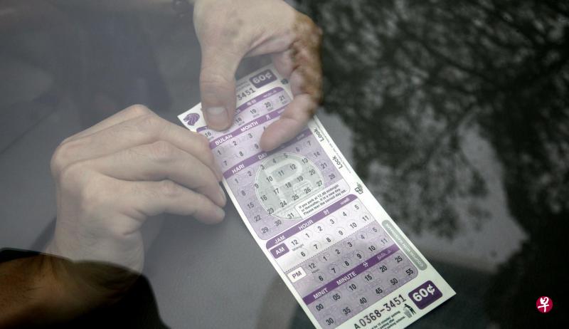 不少停车场已采用电子停车收费系统，一些开车者因此表示，即使买不到新固本，对他们来说影响不大。