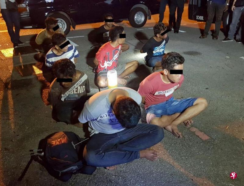 　八名印尼籍男子被发现兜售走私香烟。警方、移民与关卡局及关税局人员在取缔行动中共查获119条走私香烟。（移民与关卡局提供）