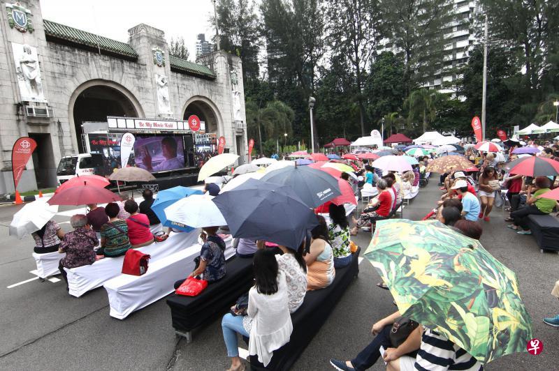 新加坡土地管理局今年6月与人民协会合作，在丹戎巴葛火车站举行户外电影放映会，吸引许多民众出席。（档案照片）
