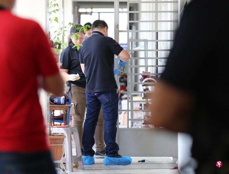 武吉班让区一组屋单位昨早发生伤人案，警方封锁现场约三小时进行取证调查。（联合晚报）