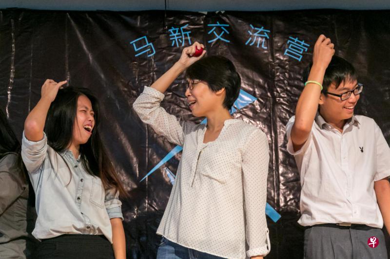 第二天的晚会上，工委特别为12月寿星举办生日会，学生通讯员顾问张立励（中）被哄上台，一起拿着红鸡蛋敲头，祈求事事顺利。