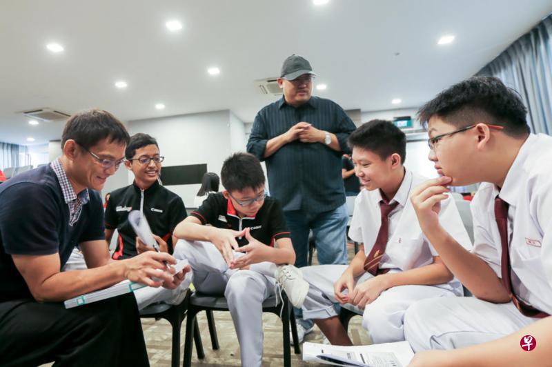 本地知名编剧兼导演巫培双（戴帽者）主持微电影制作工作坊，分享经验。（新加坡宗乡会馆联合总会提供）