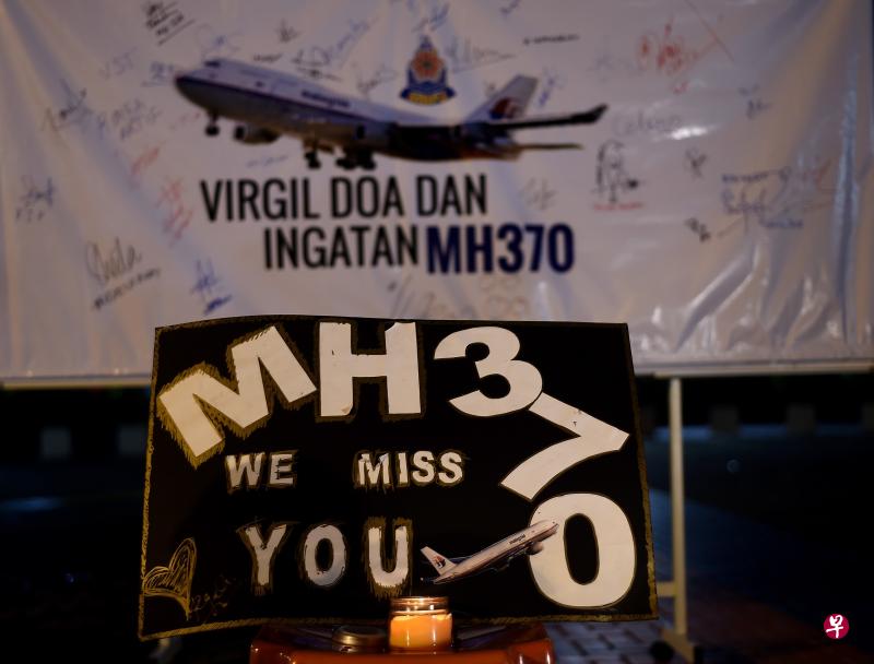 民众为MH370飞机失事上的乘客设立哀悼处。（图＼法新社）