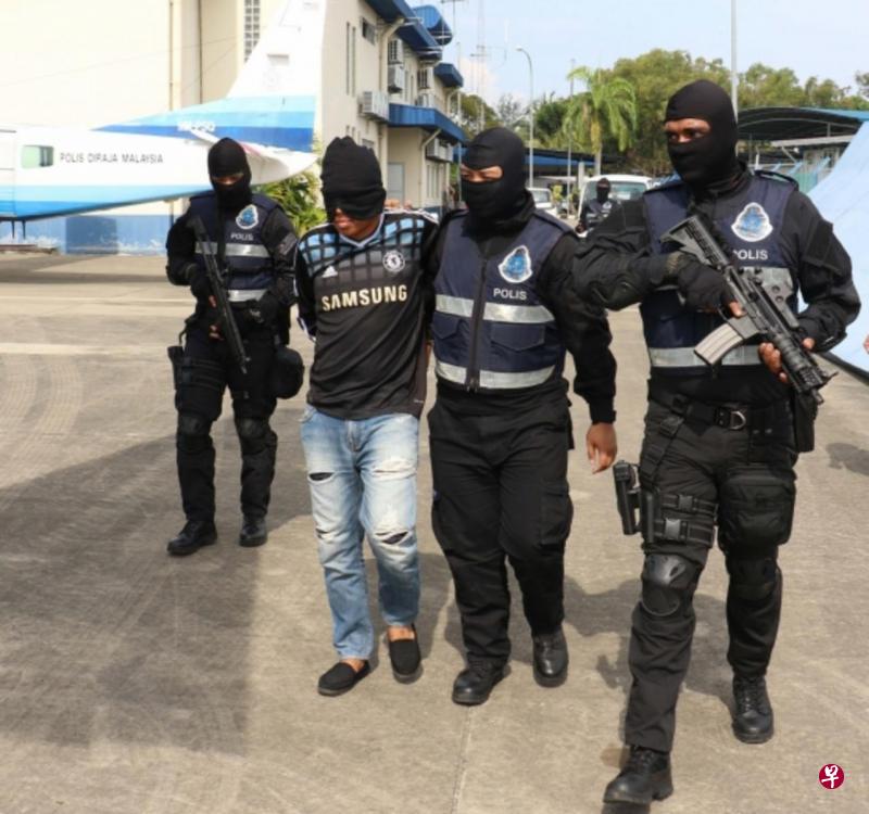 一名菲籍男子（上图左二）涉嫌招募新血加入伊国组织而遭逮捕，并被押返警局。马国女子（小图左）赴沙巴亚庇与未婚夫会面后，计划前往菲南被捕。（互联网）
