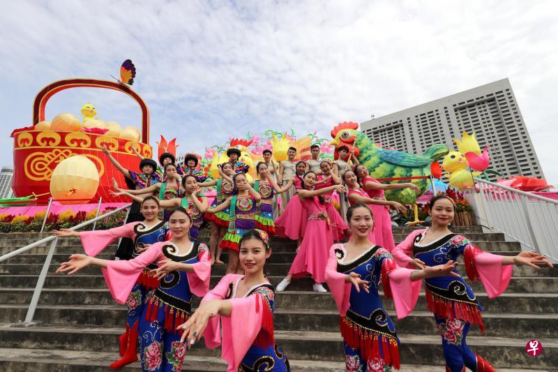 春到河畔迎来中国重庆市歌舞团、重庆杂技团，以及台北文化大学华冈舞团，呈献美妙多姿的歌舞表演，带领观众感染欢愉的节日气氛。（林泽锐摄）