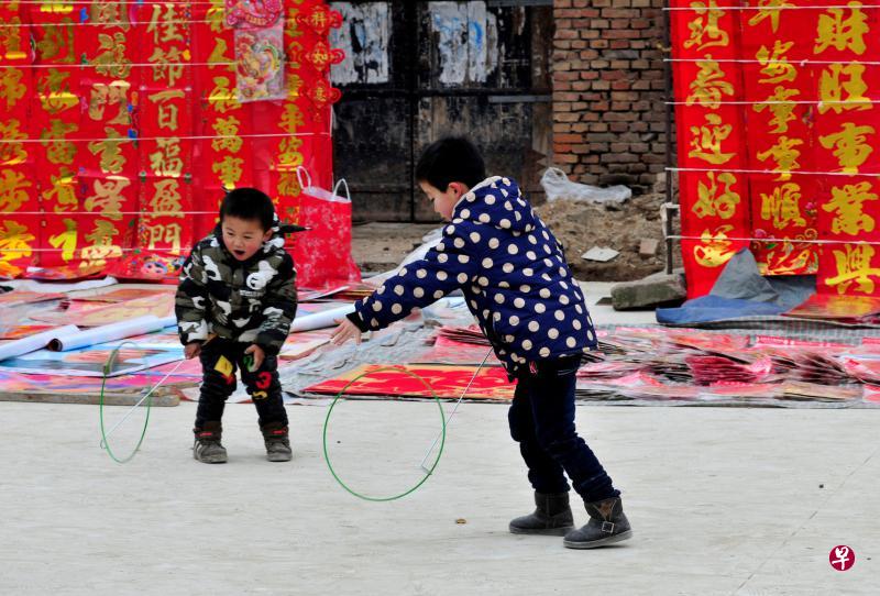 年关将至，中国山西省永济市乡下小孩在玩着游戏。（路透社）