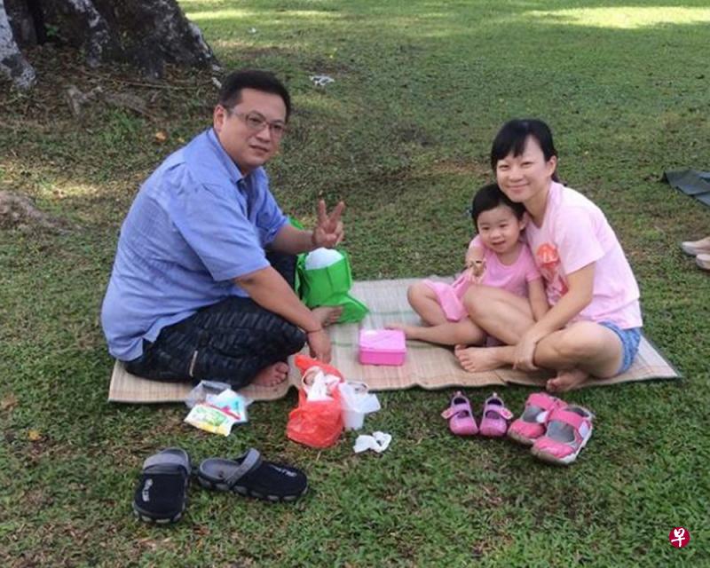 一家三口去年一同参加了幼稚园的母亲节野餐庆祝会。（取自面簿）