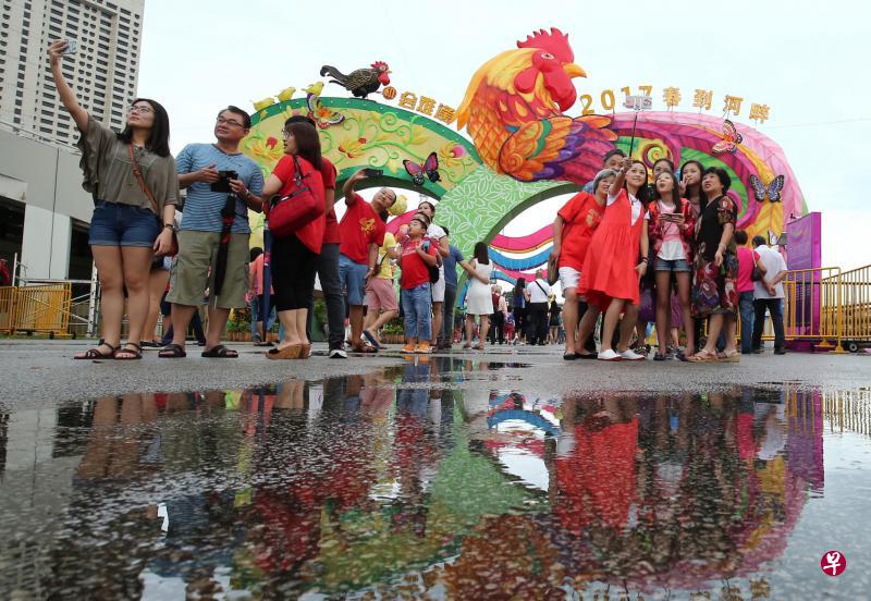 雨过天晴后，不少公众趁着大年初三的假日到春到河畔拍照、赏灯、品美食，感染新春气息。春到河畔将在滨海湾浮动舞台举行至2月4日。