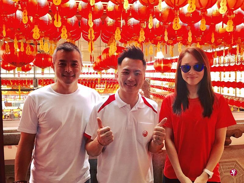 李铭顺夫妇拜太岁后，和韮菜芭城隍庙副总务陈志伟一起合影。（陈志伟面簿）
