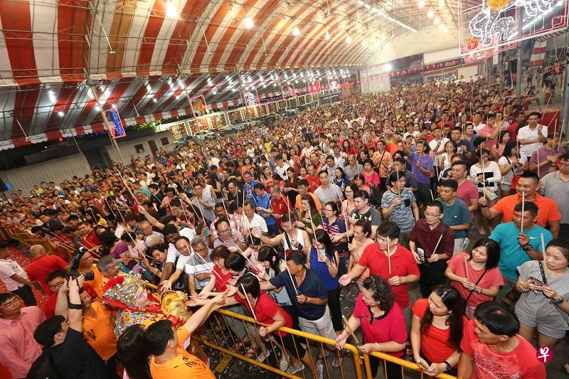 洛阳大伯公宫昨天估计涌入5000信众，比去年同期略多。（洛阳大伯公宫提供）