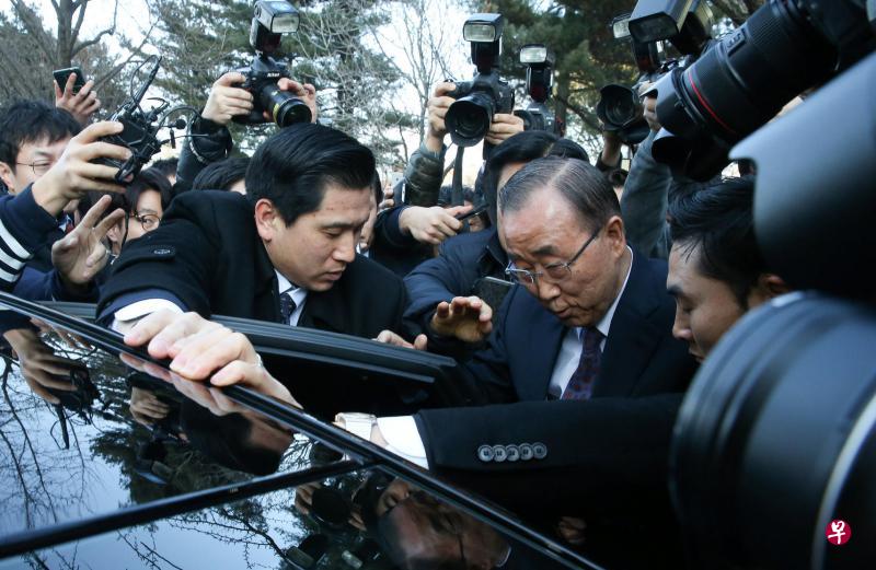 联合国前秘书长潘基文（右二）在国会召开记者会后，匆匆离去，媒体尾随穷追不舍。（路透社）