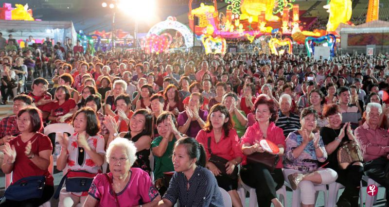 春到河畔昨晚举办“歌台之夜”，吸引不少公众前来观赏，首首金曲让大家听出耳油。（林泽锐摄）