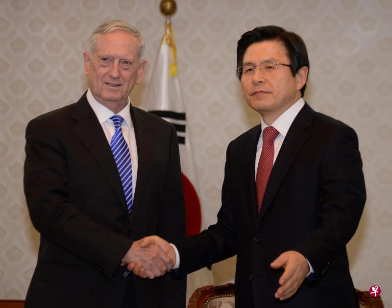 美国防长马蒂斯（左）与韩国代总统黄教安会面时表示，在韩国面临朝鲜挑衅的情况下，美国政府将进一步深化韩美关系。（路透社）