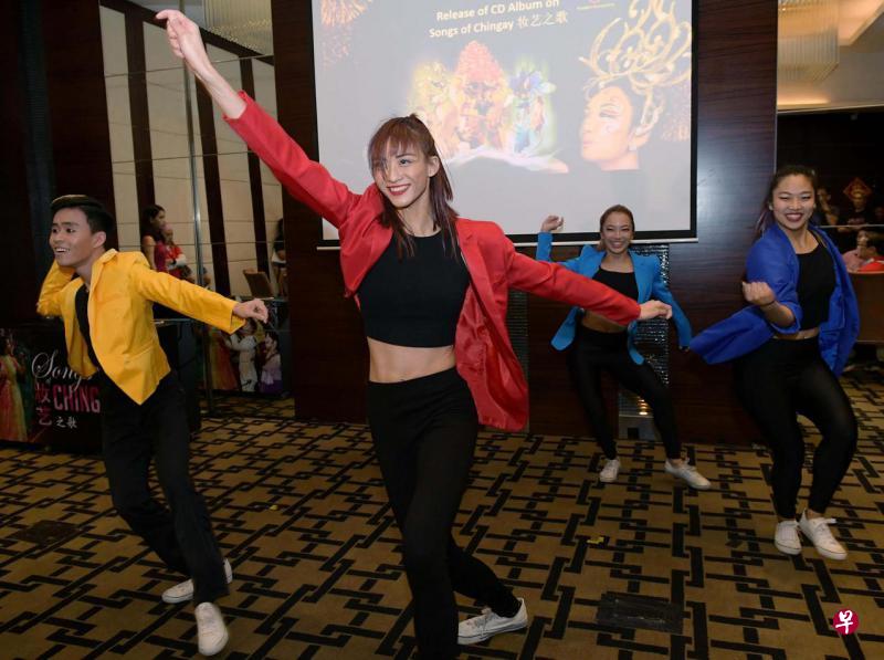 妆艺夜间嘉年华当晚有青年舞团“The Royal Dance-Off”在现场炒热气氛。（海峡时报）