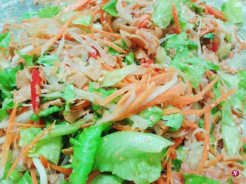 鱼生有多种捞法，加上青菜配料的是典型的江门鱼生的做法。