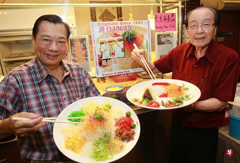 本地四位名厨冼良（右）、许国威（左）、谭锐佳和刘育培于1964年改良颜色单调的鱼生，研发出五颜六色的鱼生配料，一经推出深受欢迎，成为新年的必点菜肴。图片摄于2012年。（档案照）